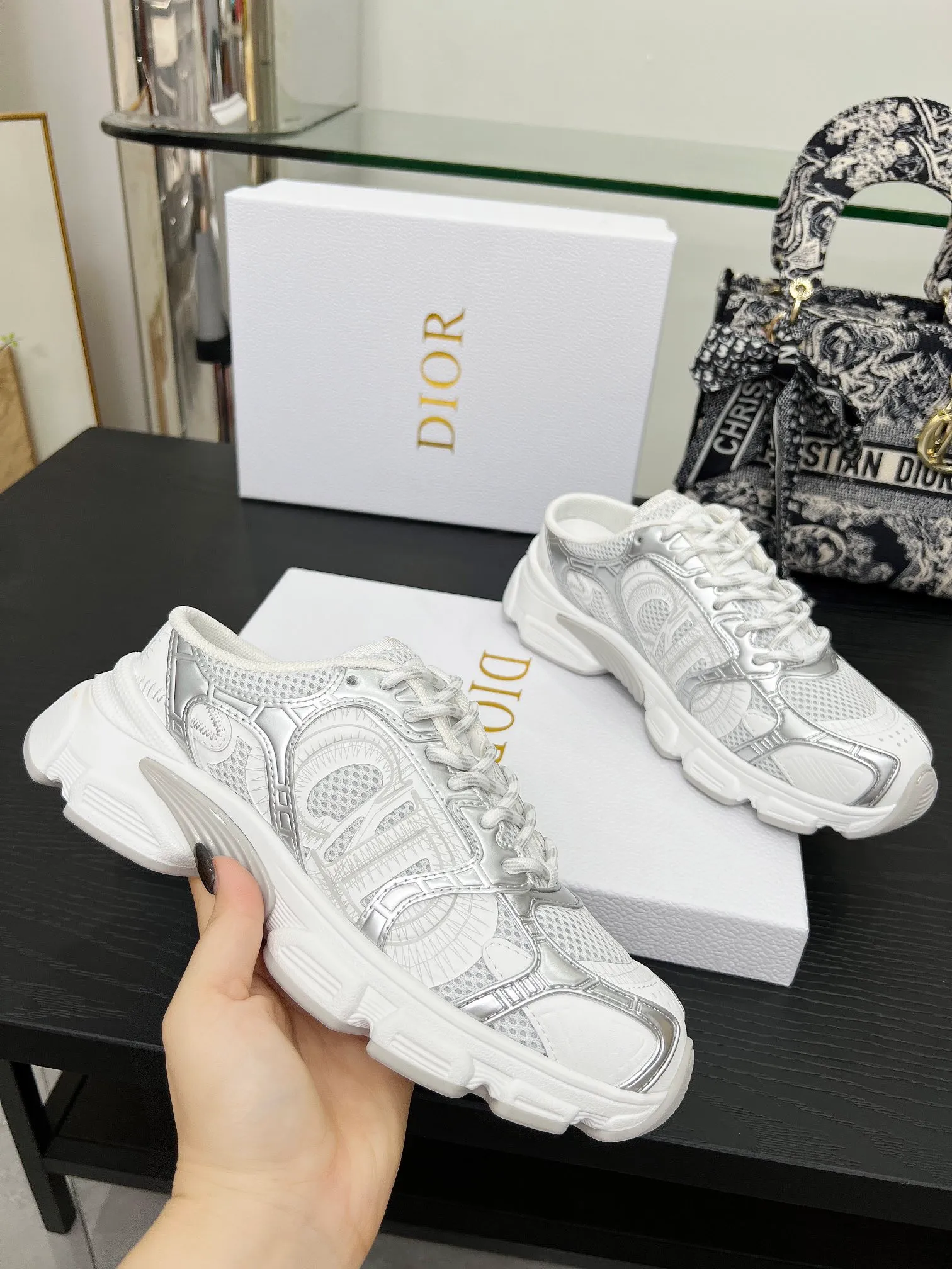 p560🐮🐮This Dior Chrono sports half slipper reinterprets running shoes with Dior's haute couture style. Gray mesh fabric is paired with tonal suede calfskin panels, the CD logo on the side, the star patch on the tongue and the Dior logo on the heel, all in classic fine detail. Featuring two-tone laces and a lightweight sole with star graphics, they can be worn year-round. Size: Women’s size 35-41 (35/42 can be customized) Men’s size 40-46 (men’s version is being printed) Color: 12 colors available